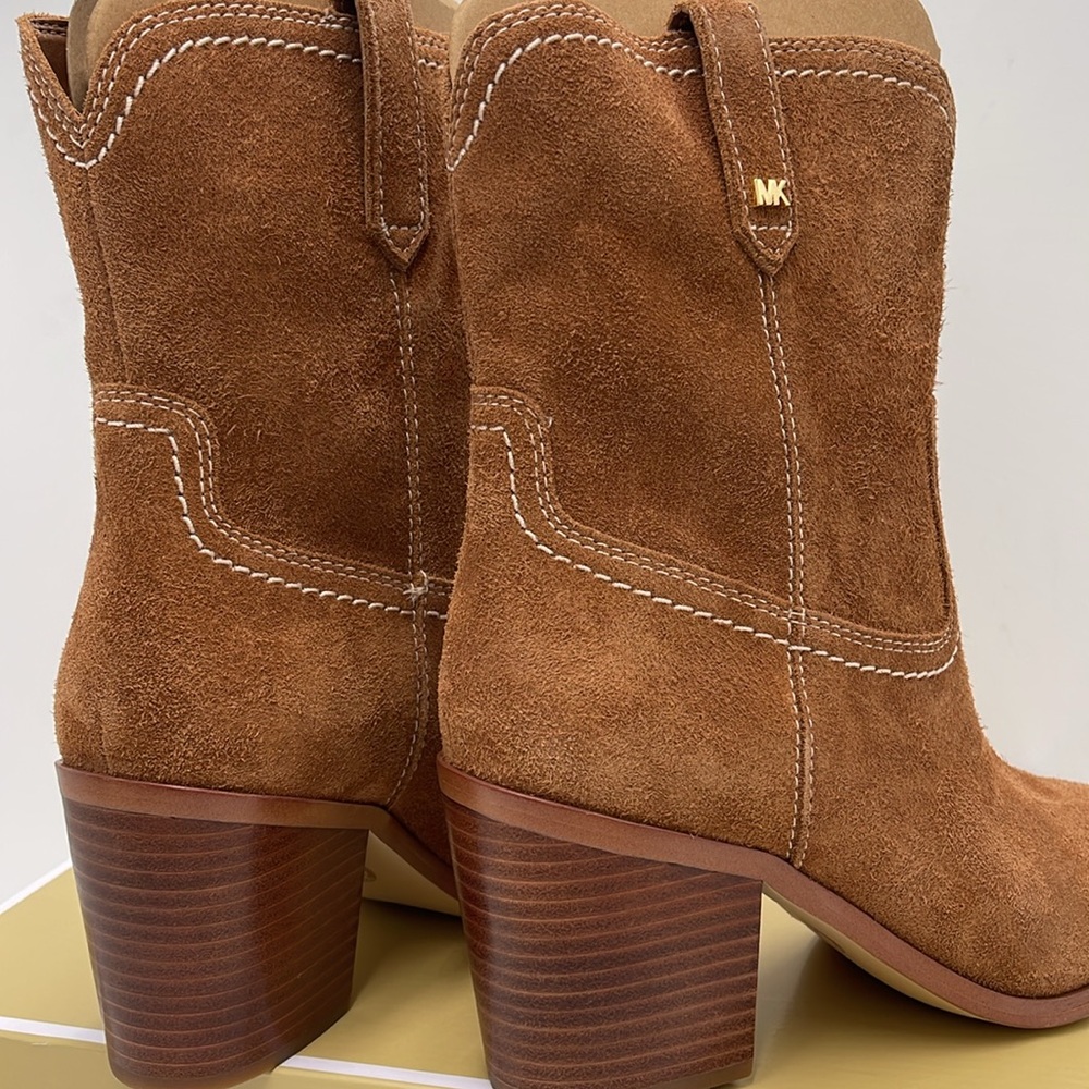 Michael Kors WAVERLY HEELED BOOTIE JUNGLE SUEDE
49F4WVME6S
LUGGAGE - Picture 15 of 16